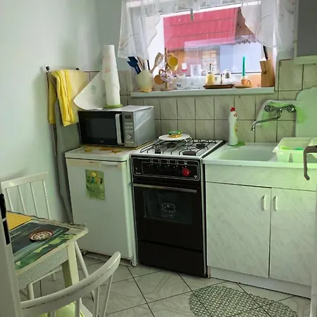 Azyl - Kazdy Z Wlasna Kuchnia I Lazienka * كارباش