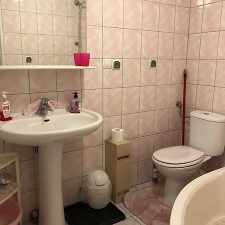 Azyl - Kazdy Z Wlasna Kuchnia I Lazienka شقة